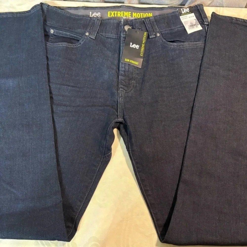 NWT- Lee Men's Extreme motion Zander Slim Straight Jeans